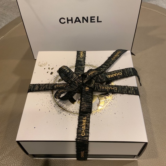 Chanel Holiday 2023  Gift Box White Gold - Picture 2 of 3